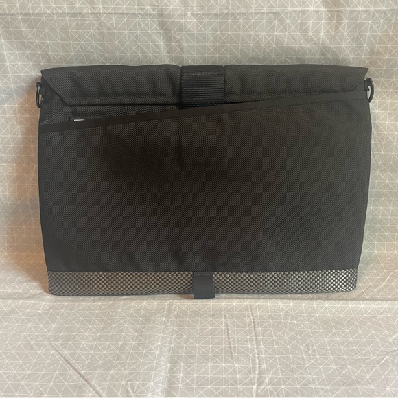 Waterfield San Francisco Padded Laptop Messenger Bag - Picture 4 of 9